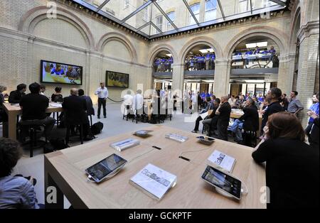 Ron Johnson, Senior Vice President di Retail Operations di Apple, presenta i media e il nuovo personale del nuovo negozio dell'azienda a Covent Garden di Londra prima dell'apertura di sabato. Foto Stock