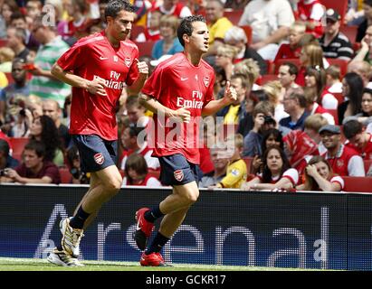 Arsenal's Robin Van Persie (a sinistra) e Francesc Fabregas durante un Sessione di formazione allo stadio Emirates Foto Stock