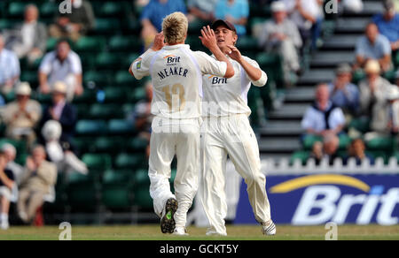 Surrey's Stuart Meaker festeggia con Rory Hamilton-Brown (a destra) dopo aver preso Chris Nash di Sussex. Foto Stock