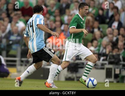 Calcio - Internazionale amichevole - Repubblica d'Irlanda / Argentina - Aviva Stadium. Robbie Keane (destra) della Repubblica d'Irlanda in azione con Javier Mascherano argentino Foto Stock