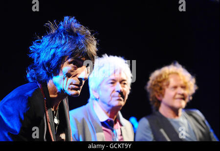 I membri dei volti riformati (da sinistra a destra), Ronnie Wood, Ian McLagan e il cantante Simply Red Mick Hucknall, in piedi per Rod Stewart, durante una sessione di domande e RISPOSTE prima di eseguire un concerto esclusivo American Express presso la British Music Experience per dare il via al loro tour di riunione. Foto Stock