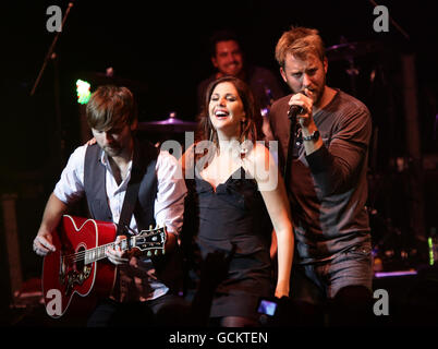 Il gruppo di musica country Lady Antebellum (sinistra - destra) Dave Haywood, Hillary Scott e Charles Kelley si esibiscono presso il Shepherds Bush Empire a Londra ovest. Foto Stock