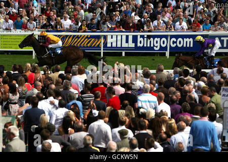 Jockey Joe Fanning sull'oboista di fronte al fantino Duran Fentiman su Ryedale Dancer (r) durante il Mike Burton Memorial Maiden aste Stakes Foto Stock