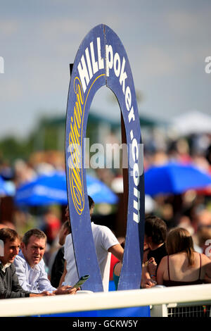 Corse ippiche, Ippodromo di Ripon. Insegna di William Hill all'ippodromo di Ripon Foto Stock