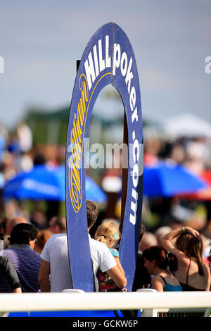 Corse ippiche, Ippodromo di Ripon. Insegna di William Hill all'ippodromo di Ripon Foto Stock