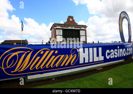 Corse ippiche - Ippodromo di Ripon. Insegna di William Hill all'ippodromo di Ripon Foto Stock