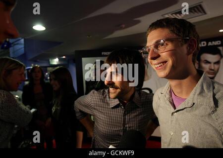 Attori Jason Schwartzman e Michael Cera alla prima irlandese di Scott Pilgrim contro il mondo a Cineworld, Dublino questa sera. Foto Stock