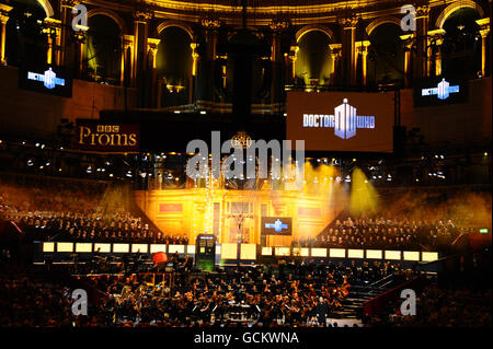 Il Doctor Who Prom, che ha presentato musiche della BBC National Orchestra of Wales e voci del National Philharmonic Choir, come parte della stagione BBC Proms presso la Royal Albert Hall di Londra. PRESS ASSOCIATION Photo Picture date: Sabato 24 luglio 2010. Il credito fotografico deve essere: Ian West/PA Foto Stock