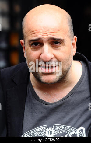 Omid Djalili lancia il nuovo film infidel su DVD, fuori HMV su Oxford Street. PREMERE ASSOCIAZIONE foto. Data immagine: Martedì 10 agosto 2010. Il credito fotografico dovrebbe essere: Ian West/PA Foto Stock