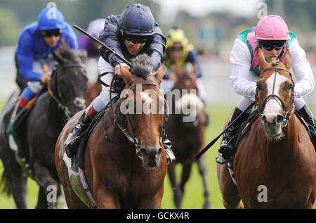 Johnny Murtagh e RIP Van Winkle (cappello nero) vincono la Juddmonte International Stakes durante il Festival di Ebor all'Ippodromo di York. Foto Stock