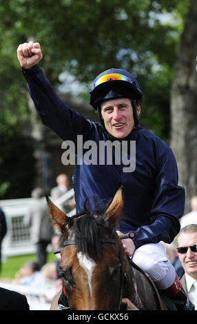 Johnny Murtagh e RIP Van Winkle festeggiano dopo la loro vittoria nella Juddmonte International Stakes durante il Festival di Ebor all'Ippodromo di York. Foto Stock