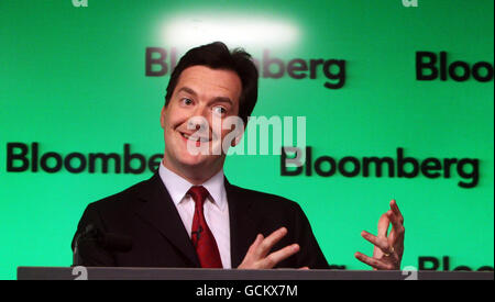 Il Cancelliere dello scacchiere, il deputato Rt Hon George Osborne, ha pronunciato un discorso dal titolo "costruire l'economia del futuro" e risponde alle domande a Bloomberg a Londra. Foto Stock