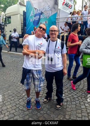 Parigi, Francia, Francese Gay Pride, attivismo LGBT, aiutanti di militanti, posa con T-shirt, su strada Foto Stock