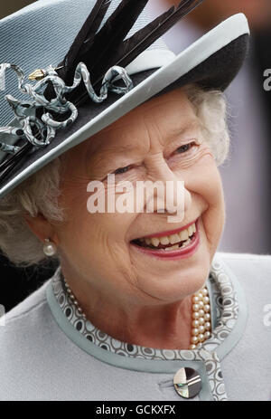 La Regina Elisabetta II della Gran Bretagna partecipa a una festa in giardino al Palazzo di Holyroodhouse a Edimburgo, Scozia. Foto Stock