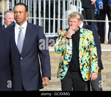 Tiger Woods e John Daly (dietro) al passato Open Champions fotocellula durante il secondo giorno di anteprima per l'Open Championship 2010 a St Andrews, Fife, Scozia. Foto Stock