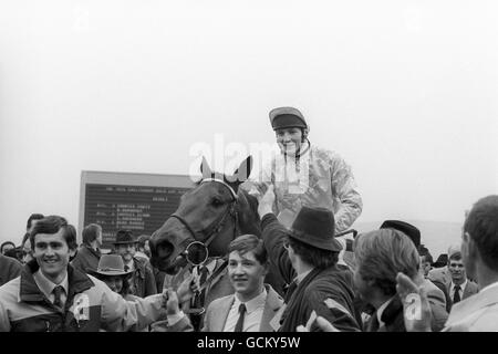 Festa di Charter del vincitore della Gold Cup con il fantino Richard Dunwoody su Arriva nel recinto del vincitore a Cheltenham Foto Stock