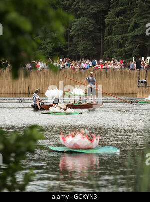 I festaioli si esibiscono al festival Latitude, che si tiene a Henham Park a Southwold, Suffolk. Foto Stock