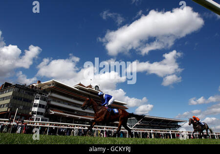 Corse di cavalli - Festival estivo di Dubai - Rose Bowl Stakes Day - Ippodromo di Newbury. Madhaaq guidato da Tadhg o'Shea sulla loro strada per la vittoria in Smith & Williamson Fillies' handicap Stakes al Newbury Racecouse. Foto Stock