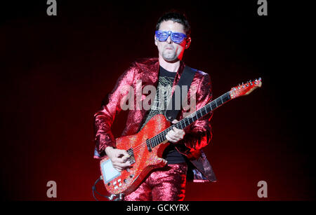 Matt Bellamy di Muse come titolo principale il giorno tre del festival di musica di Oxegen al circuito di Punchestown in Co Kildare, Irlanda. Data immagine: Sabato 10 luglio 2010. Il credito fotografico deve essere: Niall Carson/PA Wire Foto Stock