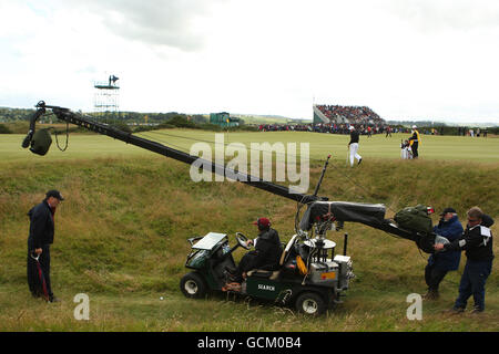 Un'auto di ricerca si siede in cima alla palla di Tiger Wood nel grovoso durante il secondo round dell'Open Championship 2010 a St Andrews, Fife, Scozia Foto Stock