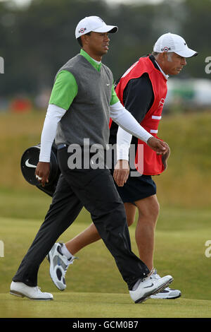 USA's Tiger Woods (a sinistra) e il suo caddie Steve Williams durante il secondo round dell'Open Championship 2010 a St Andrews, Fife, Scozia Foto Stock