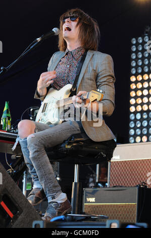 Blaine Harrison dei Mystery Jets che si esibiscono sul palco al festival Lovebox di Victoria Park, a est di Londra. Foto Stock