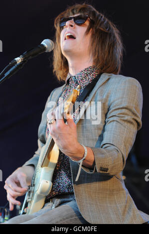 Blaine Harrison dei Mystery Jets che si esibiscono sul palco al festival Lovebox di Victoria Park, a est di Londra. Foto Stock