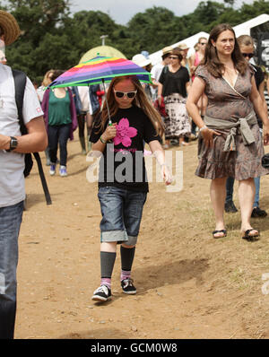 I festaioli del festival Latitude, che si tiene a Henham Park a Southwold, Suffolk. Foto Stock