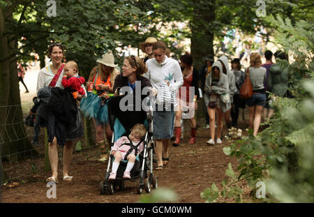 I festaioli del festival Latitude, che si tiene a Henham Park a Southwold, Suffolk. Foto Stock