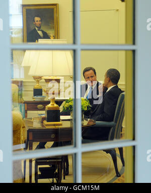 Il primo ministro David Cameron incontra il presidente americano Barack Obama nell'ufficio ovale della Casa Bianca di Washington. Foto Stock