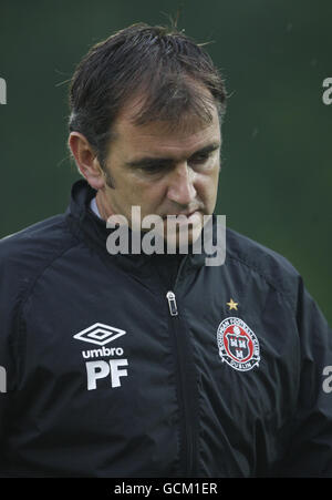 Calcio - Champions League Qualifiers - turno due - seconda gamba - i nuovi Santi / Bohemians - Park Hall. Il direttore del Bohemien FC Pat Follon mostra il suo rifiuto durante il Champions League Qualifier al Park Hall di Oswestry. Foto Stock