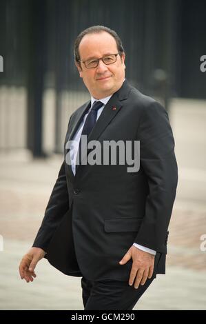 Il Presidente francese Francois Hollande arriva presso lo stadio nazionale il giorno due del vertice della Nato a Varsavia, Polonia. Foto Stock