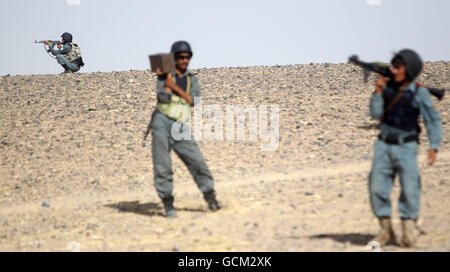 I membri della polizia nazionale afghana (ANP) partecipano all'operazione Yaklang nella provincia di Helmand, Afghanistan. PREMERE ASSOCIAZIONE foto. Data immagine: Giovedì 22 luglio 2010. L'operazione Yaklang, guidata dall'ANP, è stata incaricata di indagare i composti che circondano una stazione di polizia in cui sei poliziotti sono stati trovati morti e con altri quattro dispersi. Il credito fotografico dovrebbe essere: Lewis Whyld/PA Wire Foto Stock