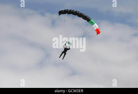 Membro della Irish Army Parachute Team i cavalieri neri partecipano ad una mostra durante la commemorazione del 50° anniversario del primo schieramento di soldati irlandesi in Congo presso l'Aerodromo di Casement, Baldonnel. Foto Stock