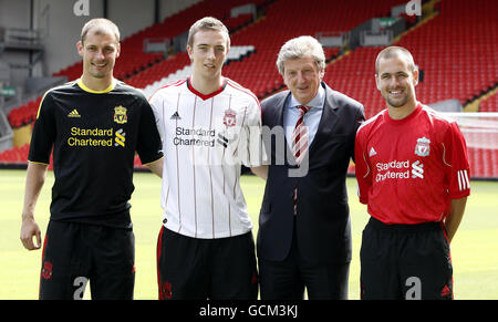 I nuovi cartelli di Liverpool Milano Jovanovic (a sinistra), Danny Wilson, il manager Roy Hodgson e Joe Cole (a destra) durante la presentazione ad Anfield, Liverpool. Foto Stock