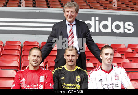 I nuovi cartelli di Liverpool Joe Cole (a sinistra), Roy Hodgson, Milan Jovanovic e Danny Wilson (a destra) durante la presentazione ad Anfield, Liverpool. Foto Stock