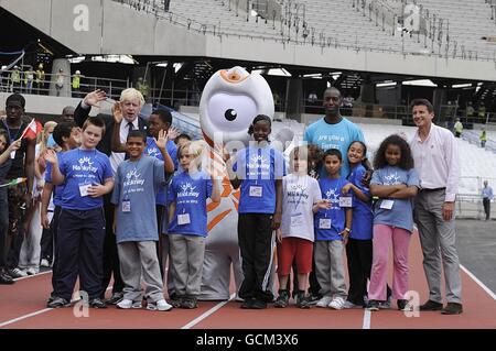 **** un gruppo di bambini posa con (fila posteriore, sinistra-destra) il sindaco di Londra Boris Johnson, la mascotte olimpica Wenlock, l'atleta americano Michael Johnson e la sedia del committente olimpico Sebastian Coe, durante la giornata dei media olimpici al Villaggio Olimpico di Londra. Foto Stock