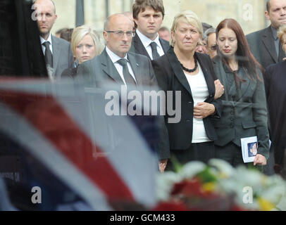 La famiglia di Marine David Hart (da sinistra) fidanzata Sarah Horsley, padre Chris, madre Dilys e sorella Sarah Hart dopo il suo servizio funerale tenuto a York Minster, York. Foto Stock