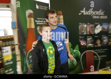 Calcio - Everton FC sessione di firma - Tesco - Old Swan Branch - Liverpool Foto Stock