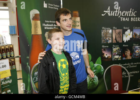 Calcio - Everton FC sessione di firma - Tesco - Old Swan Branch - Liverpool Foto Stock