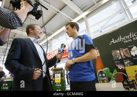 Calcio - Everton FC sessione di firma - Tesco - Old Swan Branch - Liverpool Foto Stock