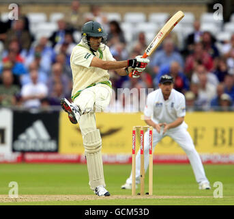 Cricket - primo test Npower - secondo giorno - Inghilterra / Pakistan - Trent Bridge. Umar Gul del Pakistan colpisce quattro Foto Stock