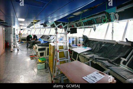 Una visione generale come ingegneri lavorano per completare il Ponte a bordo della nuova nave da crociera di Cunard la Regina Elisabetta presso il cantiere Fincantieri di Trieste, in Italia, venerdì 30 luglio 2010, prima che sia in servizio nell'ottobre di quest'anno. Foto Stock