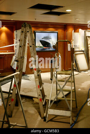 Un dipinto della nuova nave da crociera di Cunard la Regina Elisabetta è appesa nella Grand lobby della nave mentre gli ingegneri lavorano per completarla al cantiere Fincantieri di Trieste, in Italia, venerdì 30 luglio 2010, prima che sia in servizio nell'ottobre di quest'anno. Foto Stock