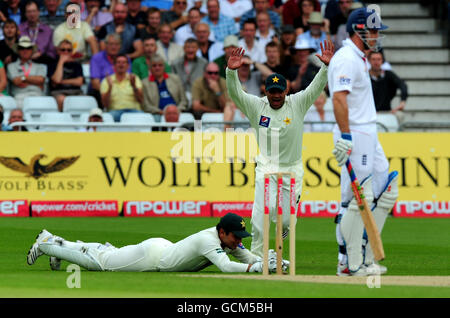 L'inglese Andrew Strauss è invischiato da Mohammad Aamer pakistano catturato Kamran Akmal per 0 durante il terzo giorno della prima partita di test npower a Trent Bridge, Nottingham. Foto Stock