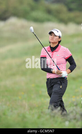 Lo Yani Tseng di Taiwan gioca dal groviglio al bordo del secondo fairway durante il terzo round del Ricoh Women's British Open al Royal Birkdale Golf Club, Southport. Foto Stock