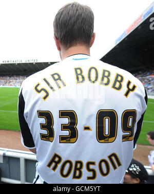 Calcio - Pre Season friendly - Newcastle United / PSV Eindhoven - St James' Park. Un fan del Newcastle United rispetta Sir Bobby Robson durante la Pre Season al St James Park, Newcastle. Foto Stock