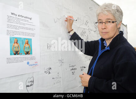 Il capo di Girlguiding UK Liz Burnley firma una petizione durante il lancio della campagna per l'etichettatura obbligatoria delle immagini aerografate che si tiene al Girlguiding UK Fusion Event tenuto a Harewood House, Leeds. Foto Stock