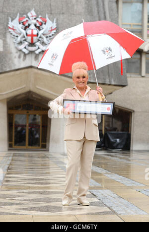 Barbara Windsor riceve la Freedom of the City of London alla Guidhall di Londra. Foto Stock