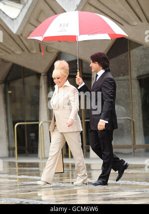 Barbara Windsor, vista con suo marito Scott Mitchell come riceve la libertà della città di Londra alla Guidhall di Londra. Foto Stock